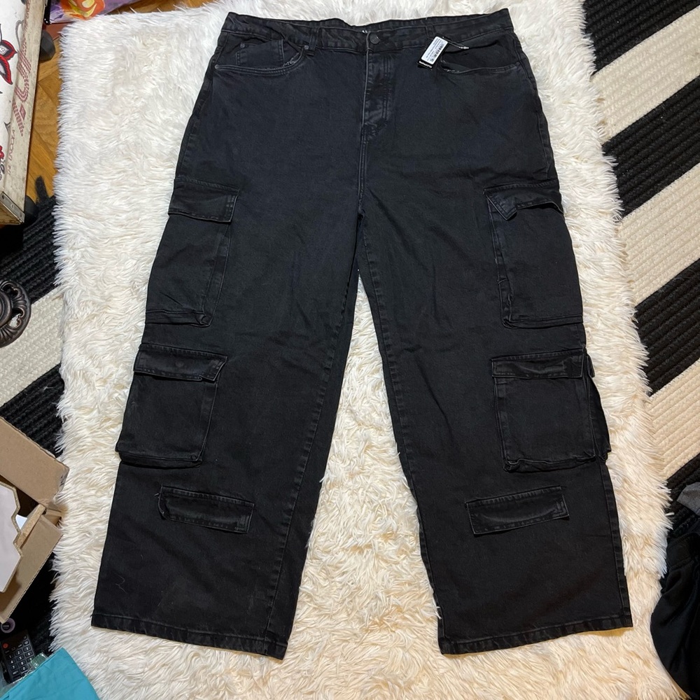 K49 BoohooMAN Plus Relaxed Fit Acid Wash Cargo Jeans Charcoal